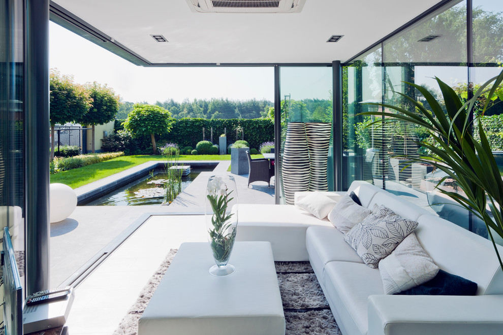 Foto di un'ampia veranda moderna con pavimento in ardesia e pavimento grigio