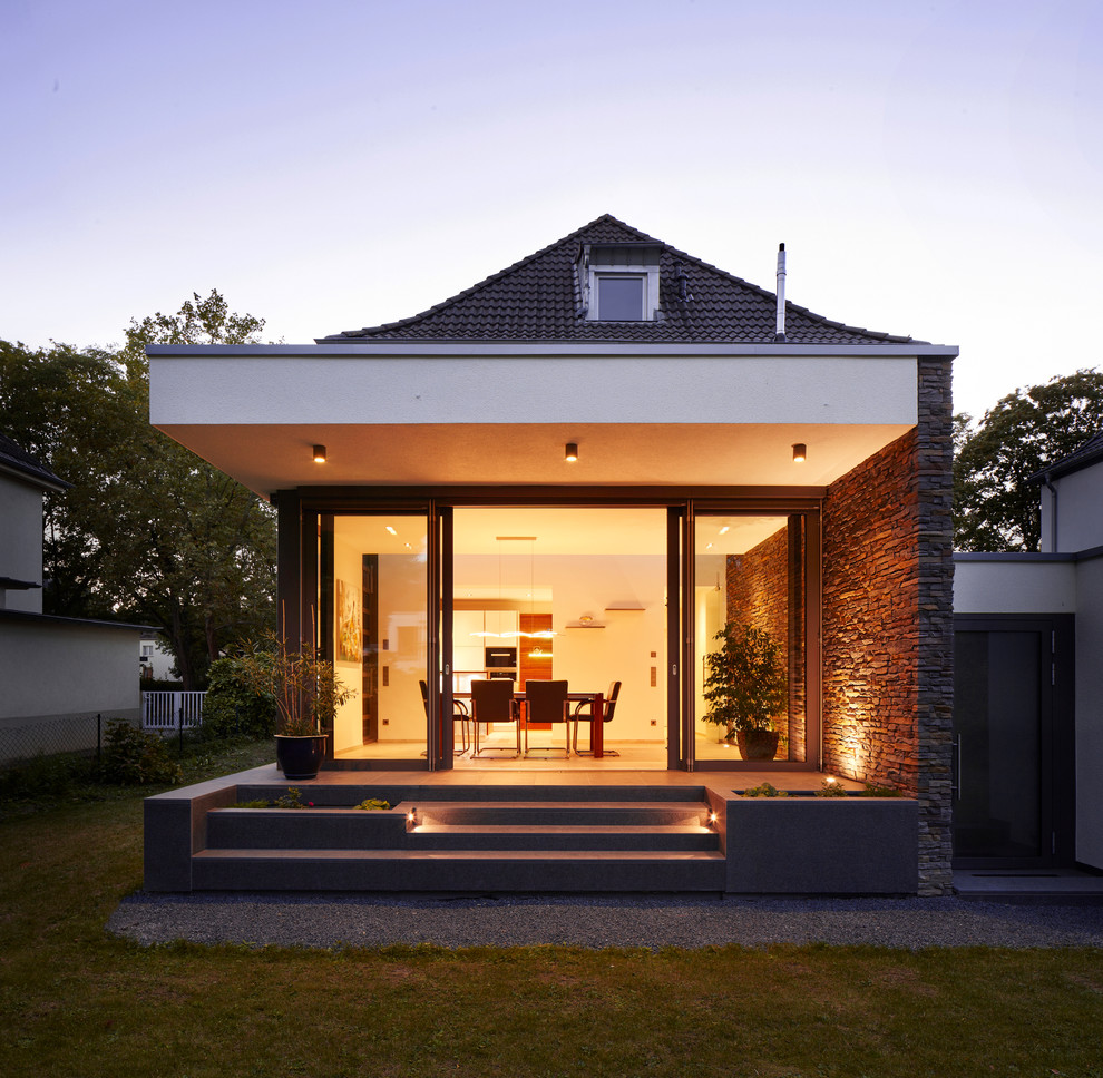 Идея дизайна: терраса среднего размера в современном стиле с стандартным потолком и черным полом без камина