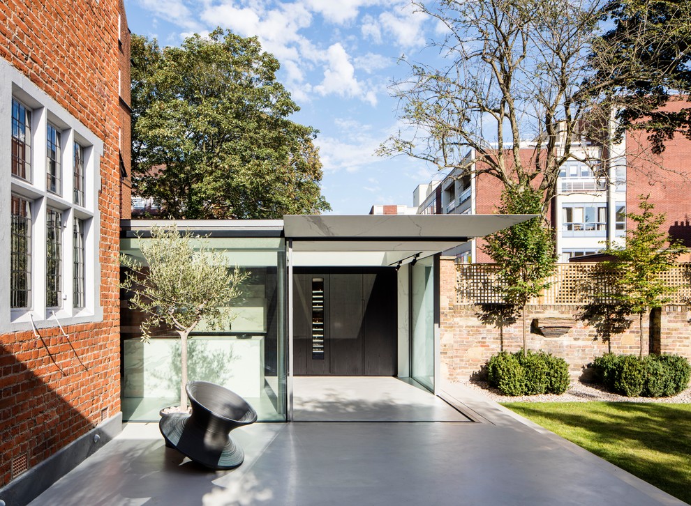 На фото: терраса среднего размера в стиле модернизм с бетонным полом, стеклянным потолком и серым полом без камина с