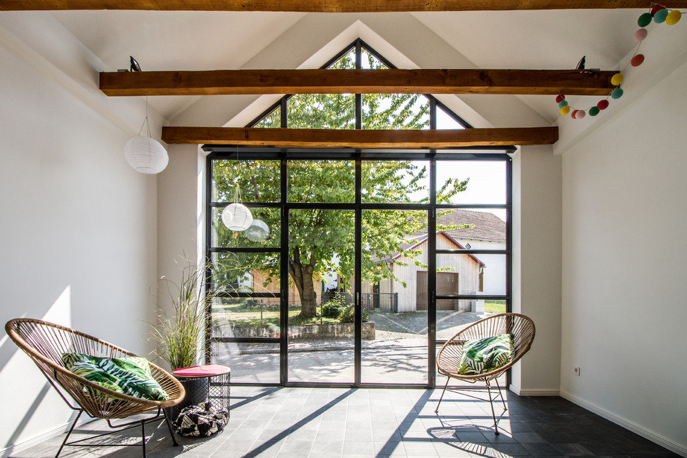 Idée de décoration pour une petite véranda nordique avec aucune cheminée, un sol gris et un plafond standard.