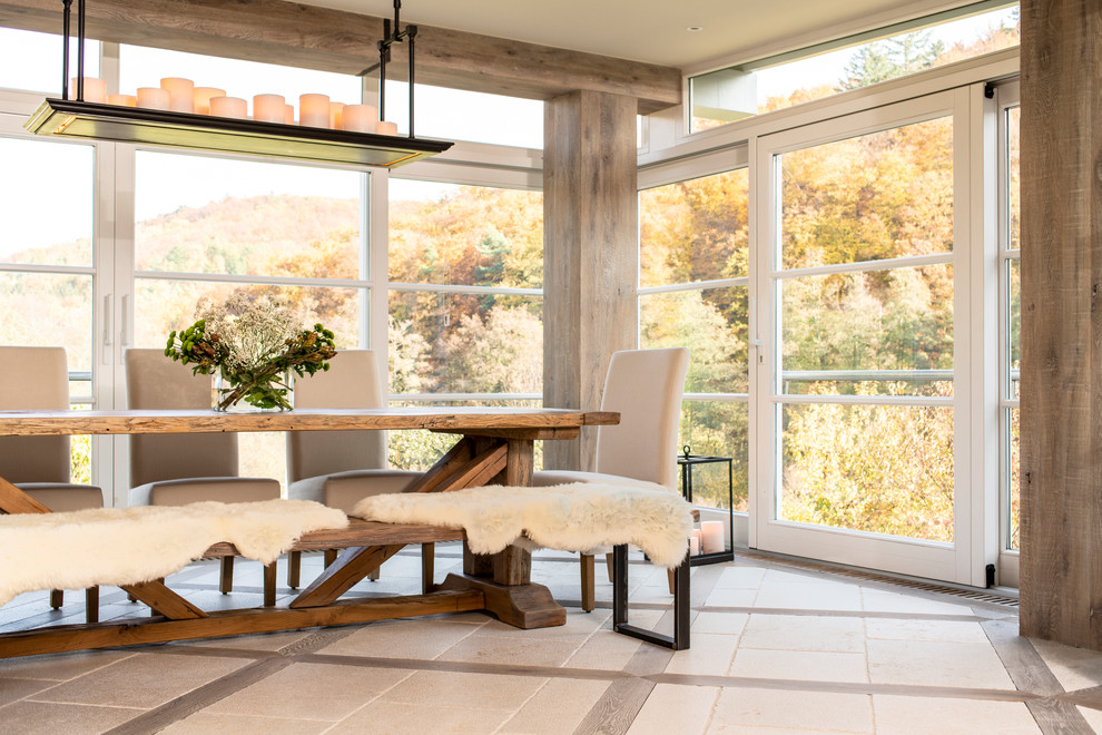 Ispirazione per una grande veranda country con pavimento in pietra calcarea, soffitto classico e pavimento beige
