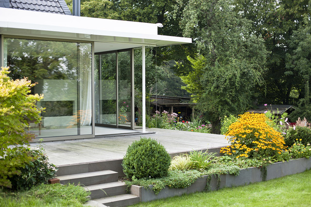 Wintergarten mit bodenbündigem Übergang in den Terrassenbereich