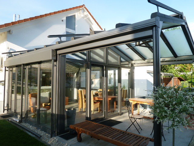 Wintergarten mit Satteldach und kombinierter Überdachung - Modern