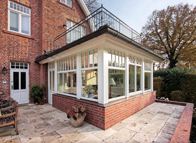 Wintergartenanbau an stilvolles RotklinkerWohnhaus Country Sunroom