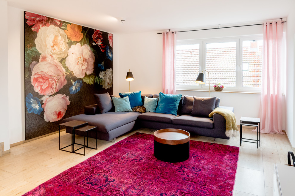 Exemple d'un salon gris et rose tendance fermé avec une salle de réception, un mur blanc, parquet clair et un sol beige.