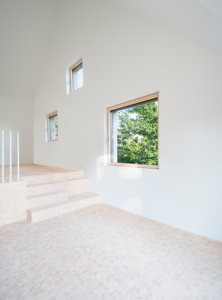 Mittelgroßes, Offenes Modernes Wohnzimmer mit weißer Wandfarbe und hellem Holzboden in Berlin