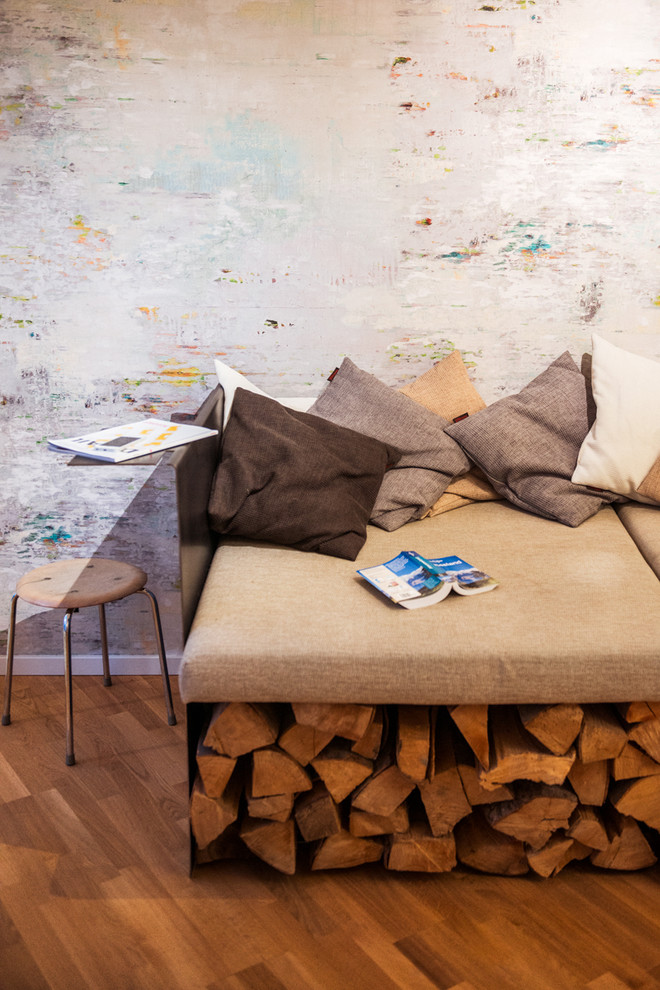 Kleines, Repräsentatives, Offenes Modernes Wohnzimmer mit weißer Wandfarbe, braunem Holzboden und TV-Wand in Nürnberg