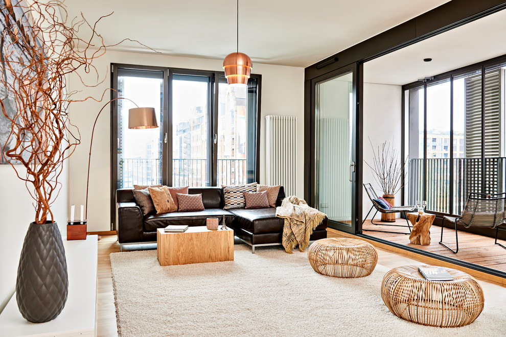 Пример оригинального дизайна: парадная, открытая гостиная комната в современном стиле с белыми стенами, деревянным полом и коричневым полом без камина, телевизора