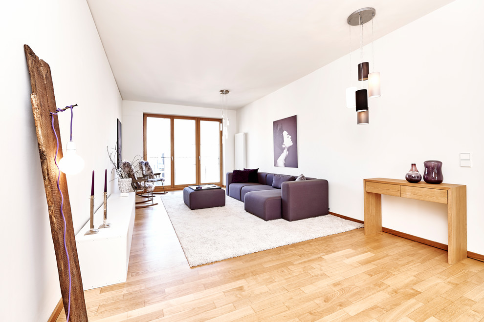 Diseño de sala de estar cerrada nórdica de tamaño medio con paredes blancas, suelo de madera clara y suelo marrón