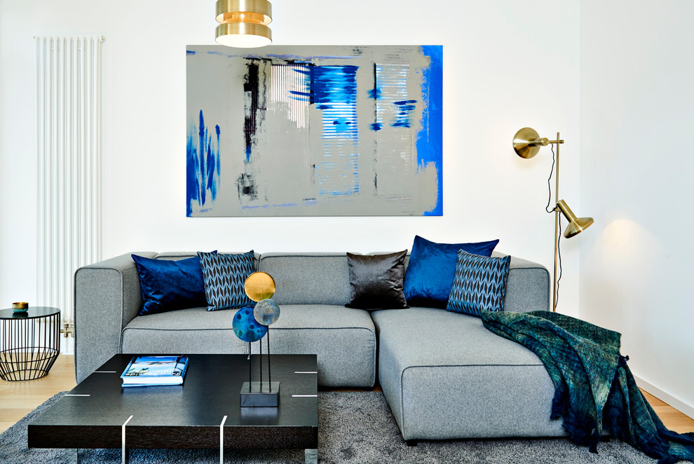 Mittelgroßes, Fernseherloses, Abgetrenntes Modernes Wohnzimmer ohne Kamin mit weißer Wandfarbe, hellem Holzboden und braunem Boden in Hamburg