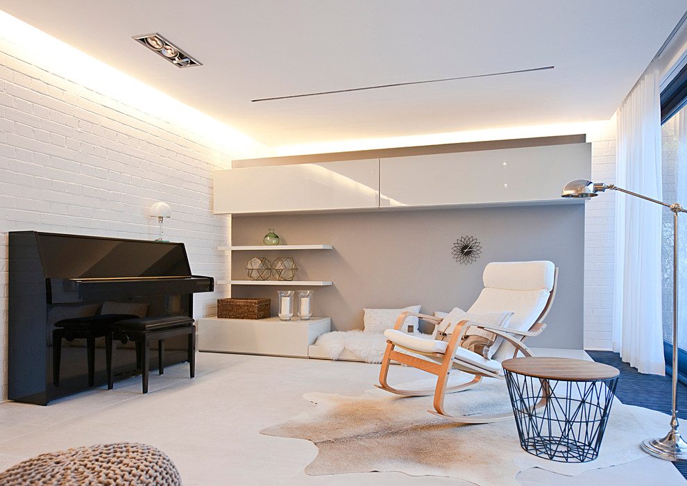 Exempel på ett stort minimalistiskt allrum med öppen planlösning, med ett finrum, beige väggar, klinkergolv i porslin, en standard öppen spis, en spiselkrans i trä och en dold TV