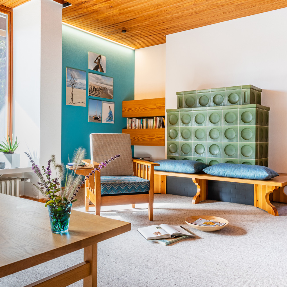 Foto di un soggiorno design di medie dimensioni e aperto con moquette, cornice del camino piastrellata, pareti bianche e pavimento grigio
