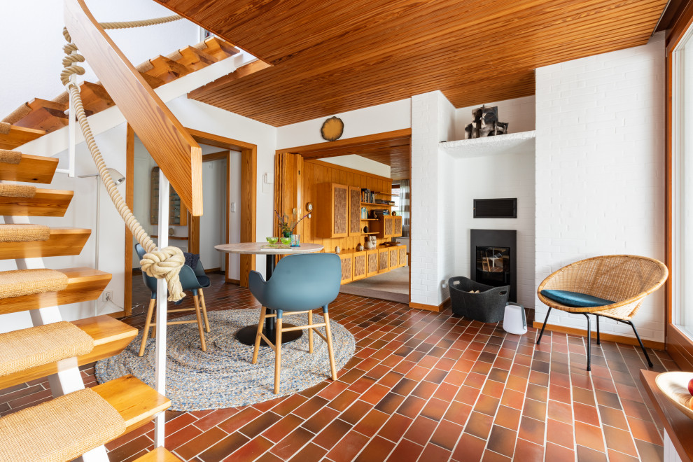 Idee per un piccolo soggiorno moderno con pareti bianche, pavimento con piastrelle in ceramica e pavimento marrone