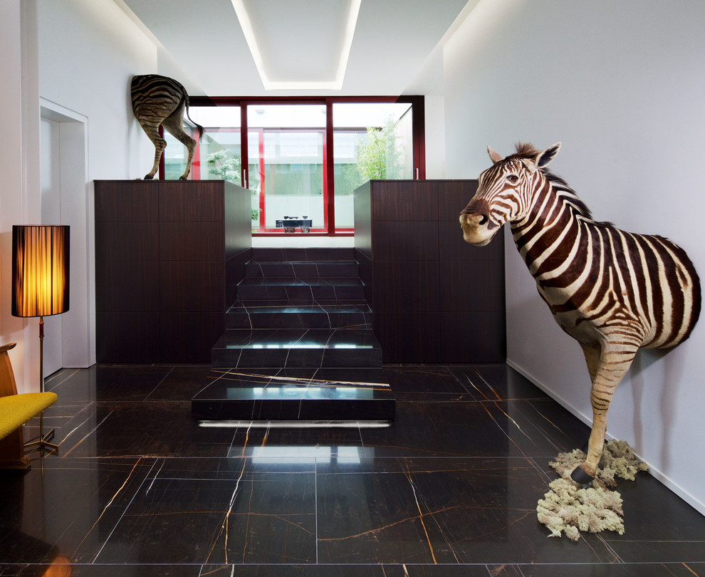 Mittelgroßes, Repräsentatives, Fernseherloses Modernes Wohnzimmer im Loft-Stil, ohne Kamin mit Marmorboden, braunem Boden und weißer Wandfarbe in Leipzig