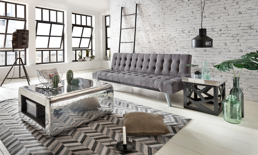 Mittelgroßes, Abgetrenntes Industrial Wohnzimmer ohne Kamin mit weißer Wandfarbe, hellem Holzboden und weißem Boden in Düsseldorf