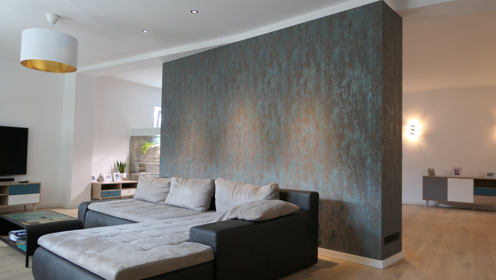 Geräumiges, Offenes Modernes Wohnzimmer mit weißer Wandfarbe, braunem Holzboden, TV-Wand und beigem Boden in Frankfurt am Main