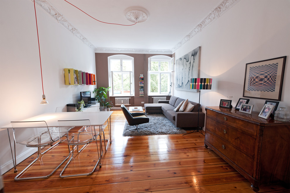 Foto de salón abierto bohemio grande sin chimenea con suelo de madera en tonos medios, televisor independiente y paredes multicolor