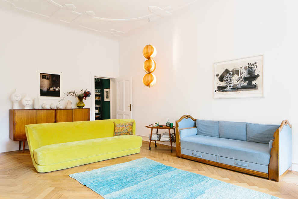 Idee per un soggiorno contemporaneo chiuso e di medie dimensioni con sala formale, pareti bianche e parquet chiaro