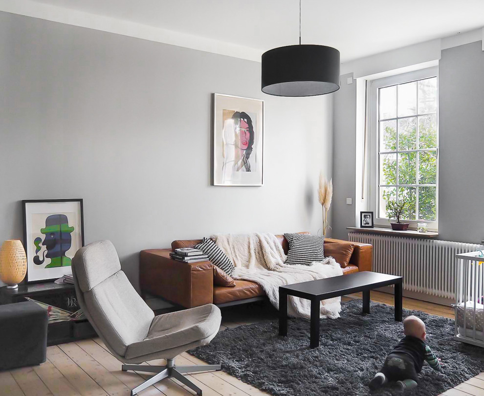 Свежая идея для дизайна: изолированная гостиная комната среднего размера в классическом стиле с серыми стенами, светлым паркетным полом, отдельно стоящим телевизором и коричневым полом без камина - отличное фото интерьера