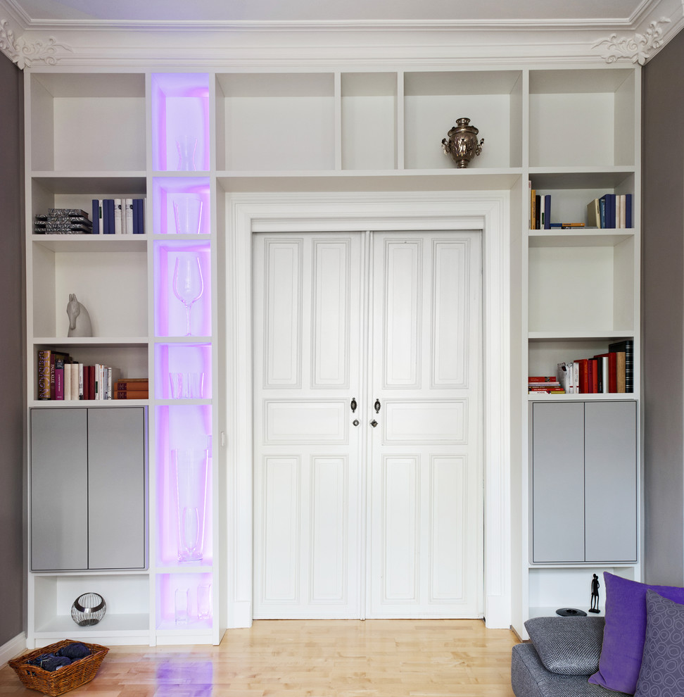Пример оригинального дизайна: изолированная гостиная комната в современном стиле с серыми стенами и светлым паркетным полом