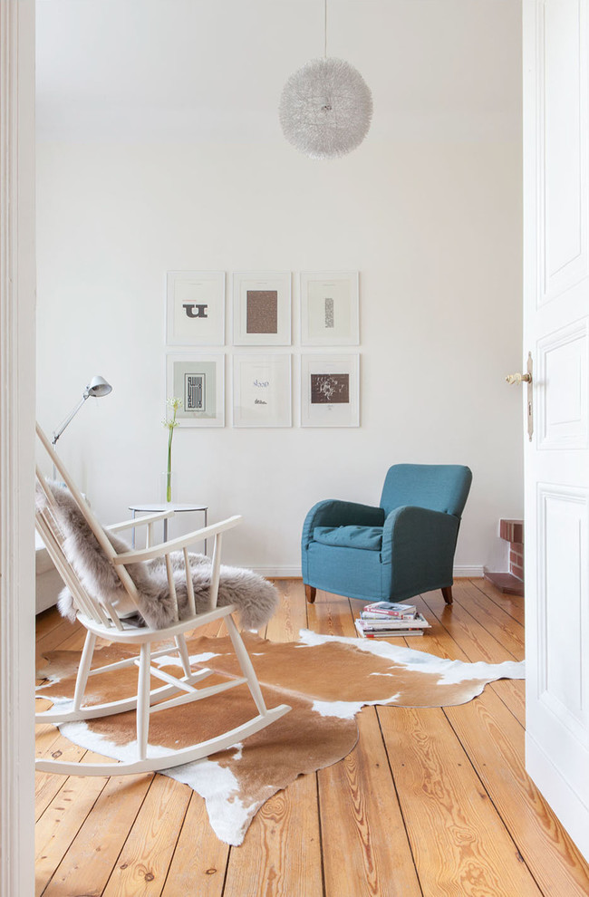 Repräsentatives, Abgetrenntes Modernes Wohnzimmer mit weißer Wandfarbe und braunem Holzboden in Berlin