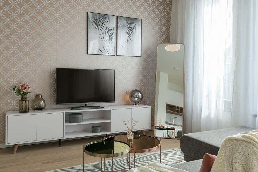 Kleines, Abgetrenntes Modernes Wohnzimmer ohne Kamin mit hellem Holzboden, freistehendem TV und beigem Boden in Berlin