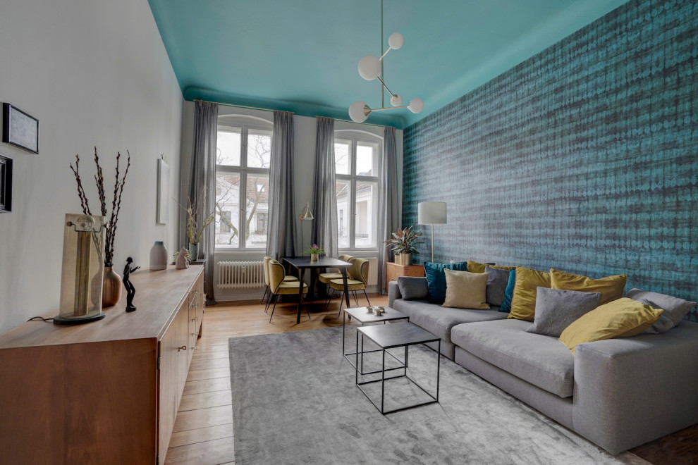 Идея дизайна: большая изолированная гостиная комната в современном стиле с синими стенами, светлым паркетным полом и коричневым полом без телевизора