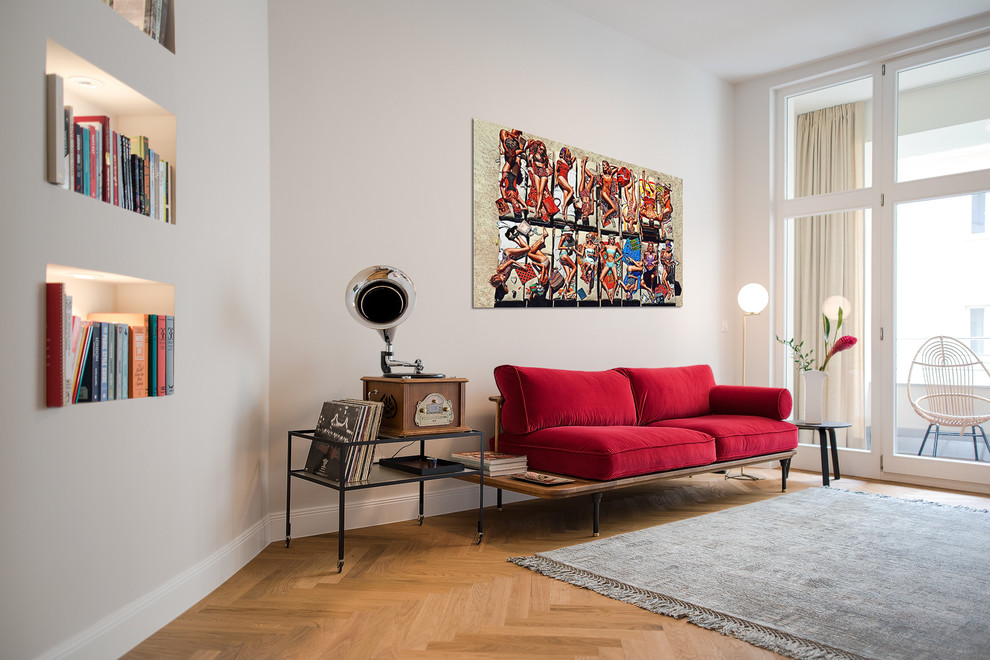 Idee per un piccolo soggiorno bohémian aperto con sala della musica, pareti grigie, parquet chiaro e pavimento marrone