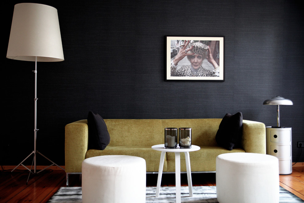 Foto di un soggiorno design di medie dimensioni con pareti nere e parquet chiaro