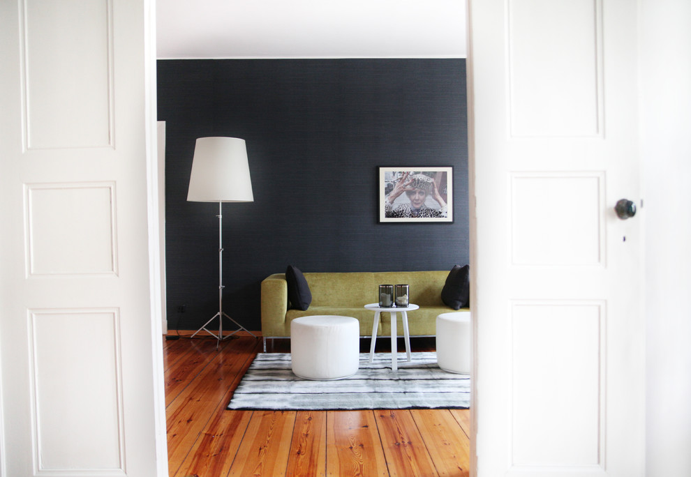 Modelo de salón cerrado retro grande con paredes negras y suelo de madera clara
