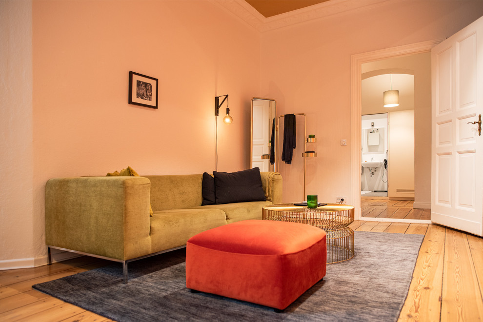 Стильный дизайн: изолированная гостиная комната среднего размера в стиле фьюжн с белыми стенами, светлым паркетным полом и отдельно стоящим телевизором - последний тренд