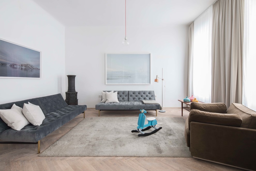 Diseño de sala de estar retro de tamaño medio con paredes blancas, suelo de madera en tonos medios y suelo marrón