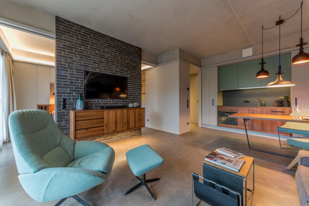 Свежая идея для дизайна: открытая гостиная комната среднего размера в стиле ретро с белыми стенами, бетонным полом и телевизором на стене без камина - отличное фото интерьера