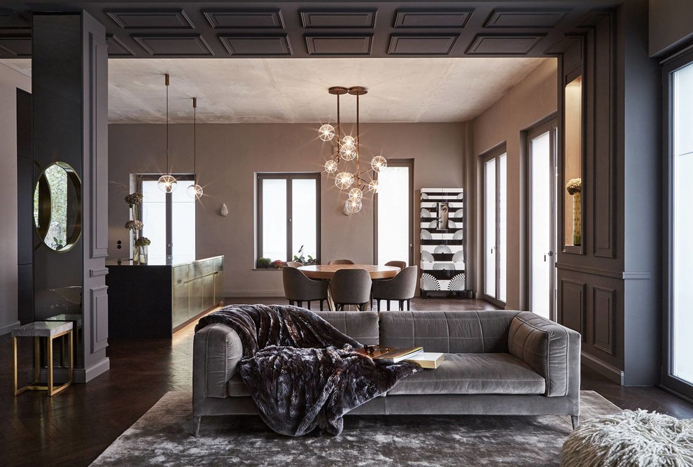 Стильный дизайн: большая парадная, двухуровневая гостиная комната в современном стиле с коричневыми стенами, темным паркетным полом и коричневым полом без камина - последний тренд