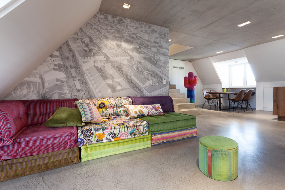 Foto de salón tipo loft bohemio con paredes blancas, suelo de cemento y suelo gris