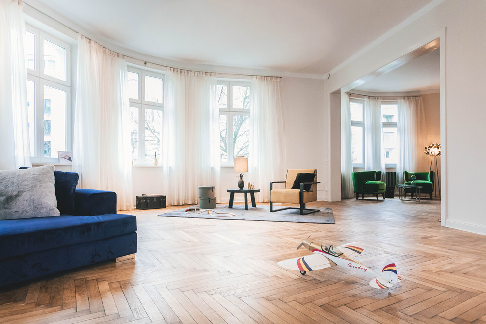 Repräsentatives, Offenes, Geräumiges, Fernseherloses Eklektisches Wohnzimmer ohne Kamin mit braunem Holzboden, beiger Wandfarbe und braunem Boden in Berlin