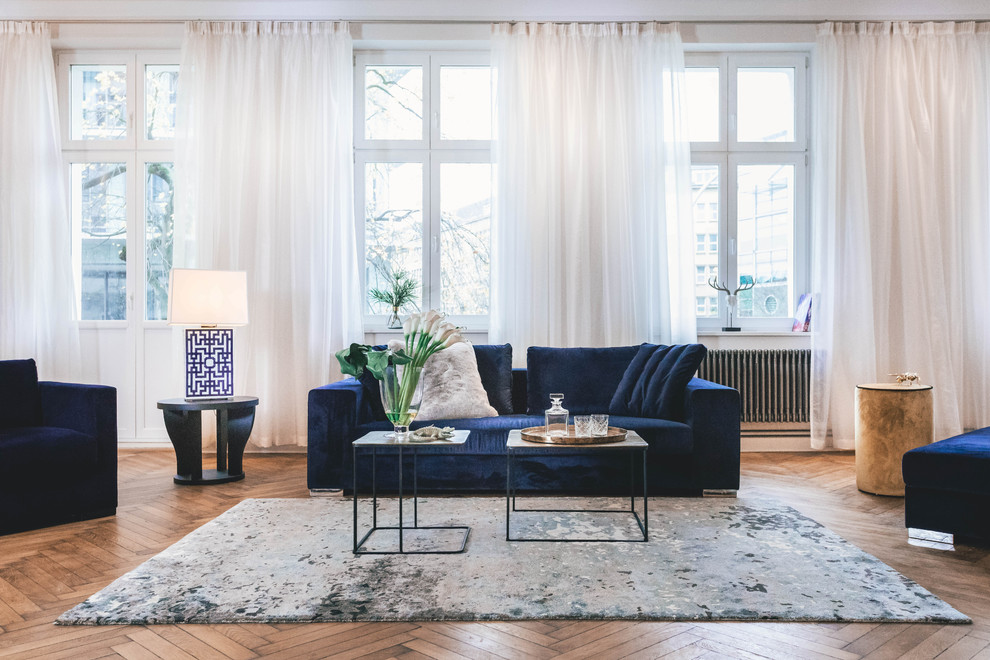 Geräumiges, Offenes, Fernseherloses Eklektisches Wohnzimmer ohne Kamin mit braunem Holzboden, braunem Boden und weißer Wandfarbe in Berlin
