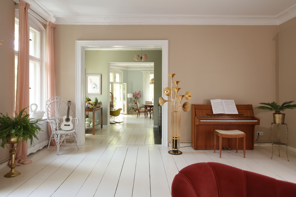 Источник вдохновения для домашнего уюта: большая изолированная гостиная комната в стиле кантри с музыкальной комнатой, коричневыми стенами, деревянным полом и белым полом без камина, телевизора