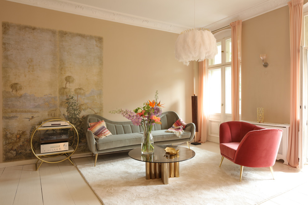 Ejemplo de salón para visitas clásico renovado de tamaño medio sin chimenea y televisor con paredes marrones, suelo de madera pintada y suelo blanco