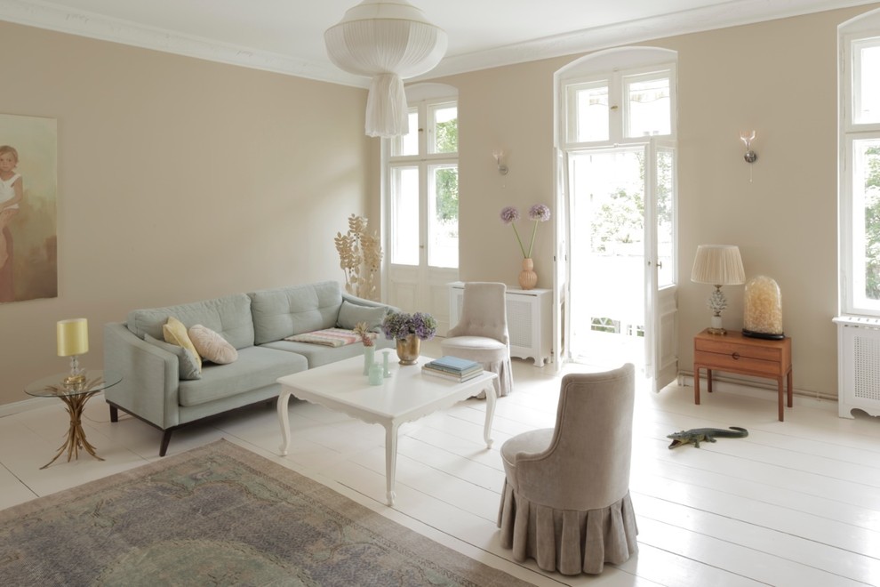 Aménagement d'une salle de séjour romantique de taille moyenne et fermée avec un mur beige et parquet peint.