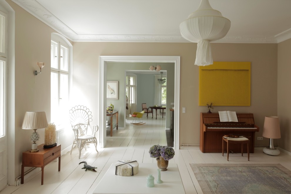 На фото: изолированная гостиная комната в скандинавском стиле с бежевыми стенами и деревянным полом