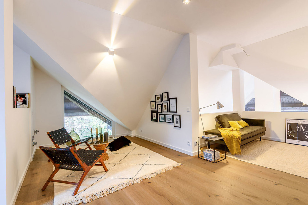 Mittelgroßes, Fernseherloses, Abgetrenntes Mid-Century Wohnzimmer ohne Kamin mit weißer Wandfarbe, hellem Holzboden und beigem Boden in München