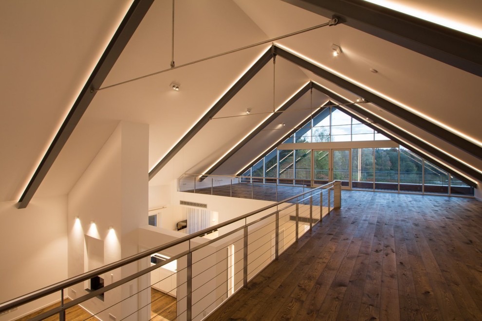 Idee per un grande soggiorno moderno stile loft con sala formale, pareti bianche, pavimento in legno massello medio e pavimento marrone