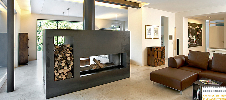 Ejemplo de sala de estar contemporánea grande con suelo de travertino y chimenea de doble cara