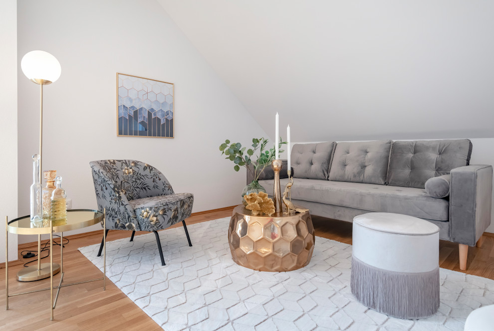 Modernes Wohnzimmer mit weißer Wandfarbe, braunem Holzboden, braunem Boden und gewölbter Decke in München