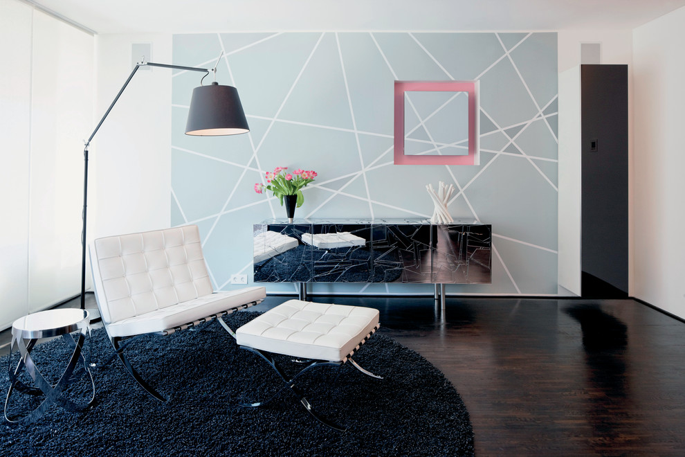 Kleines, Abgetrenntes Modernes Wohnzimmer ohne Kamin mit weißer Wandfarbe und dunklem Holzboden in München