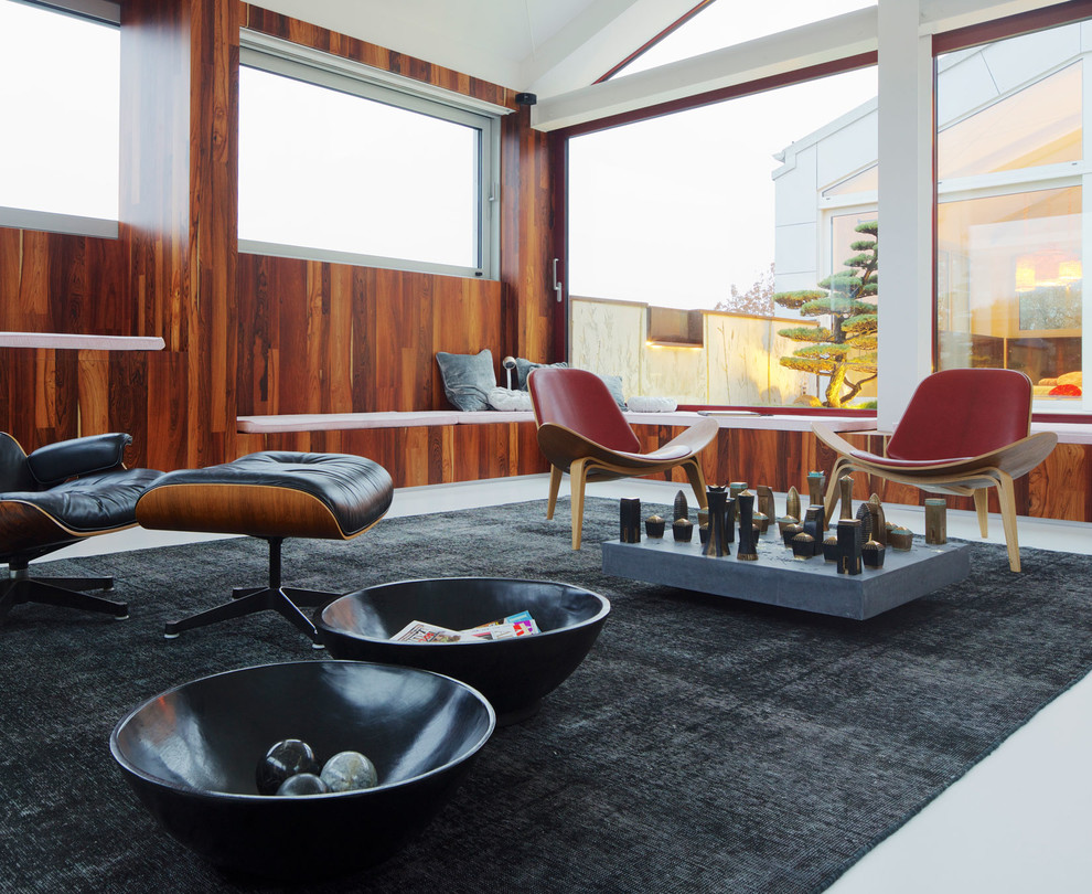 Foto de sala de estar de estilo zen de tamaño medio sin televisor con paredes marrones, chimenea lineal, marco de chimenea de metal, suelo blanco y moqueta
