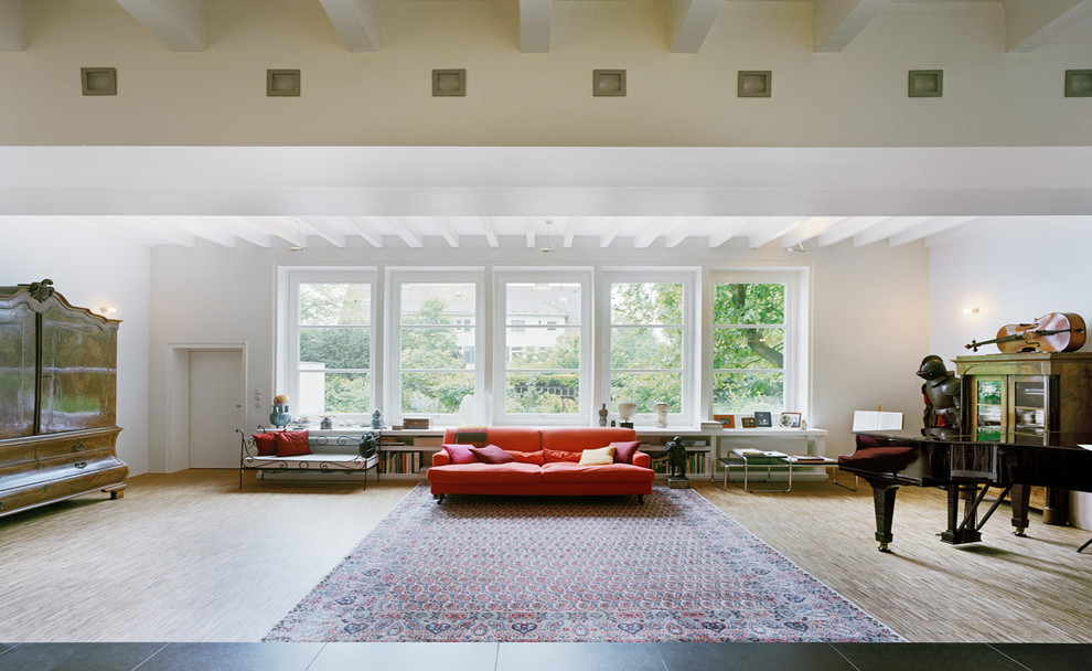 Esempio di un soggiorno minimalista con con abbinamento di mobili antichi e moderni