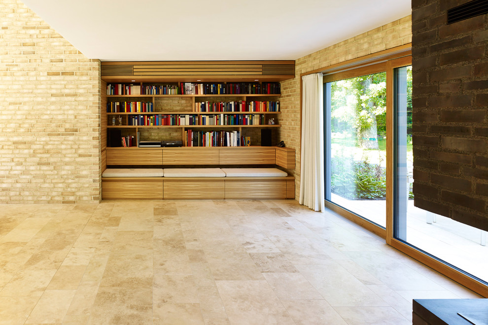 Idéer för ett mellanstort modernt vardagsrum, med ett bibliotek, flerfärgade väggar, travertin golv och beiget golv
