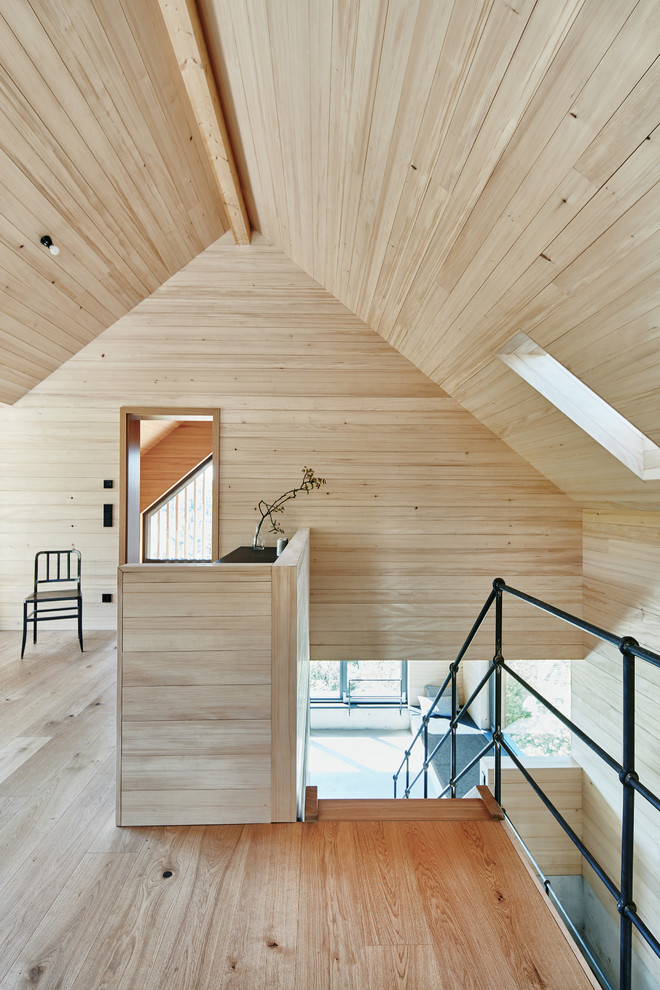 Cette image montre un salon minimaliste avec un mur marron, un sol en bois brun et un sol marron.
